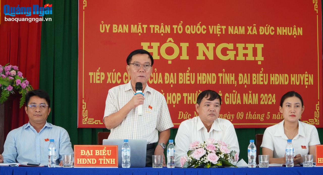 Phó Chủ tịch HĐND tỉnh Nguyễn Tấn Đức trao đổi với cử tri.