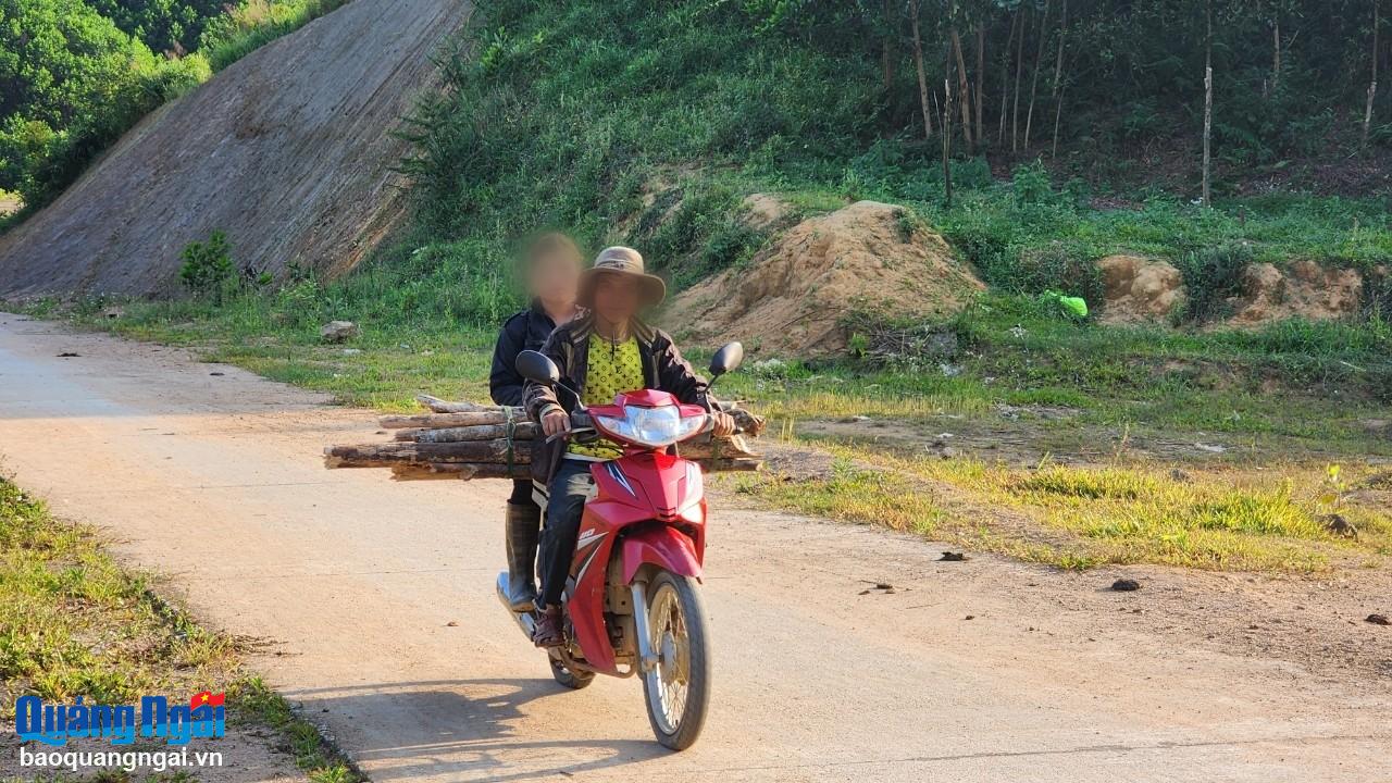 Tình trạng người dân nông thôn điều khiển xe máy tham gia giao thông nhưng không đội mũ bảo hiểm khá phổ biến.