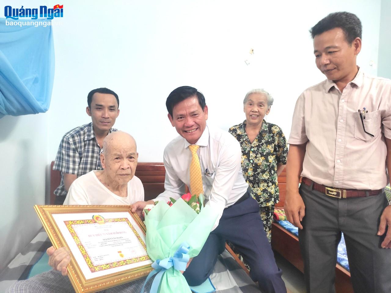 Bí thư Thành ủy trao Huy hiệu 75 năm tuổi Đảng cho đảng viên Nguyễn Văn Tuyên, ở phường Trần Phú (TP.Quảng Ngãi).