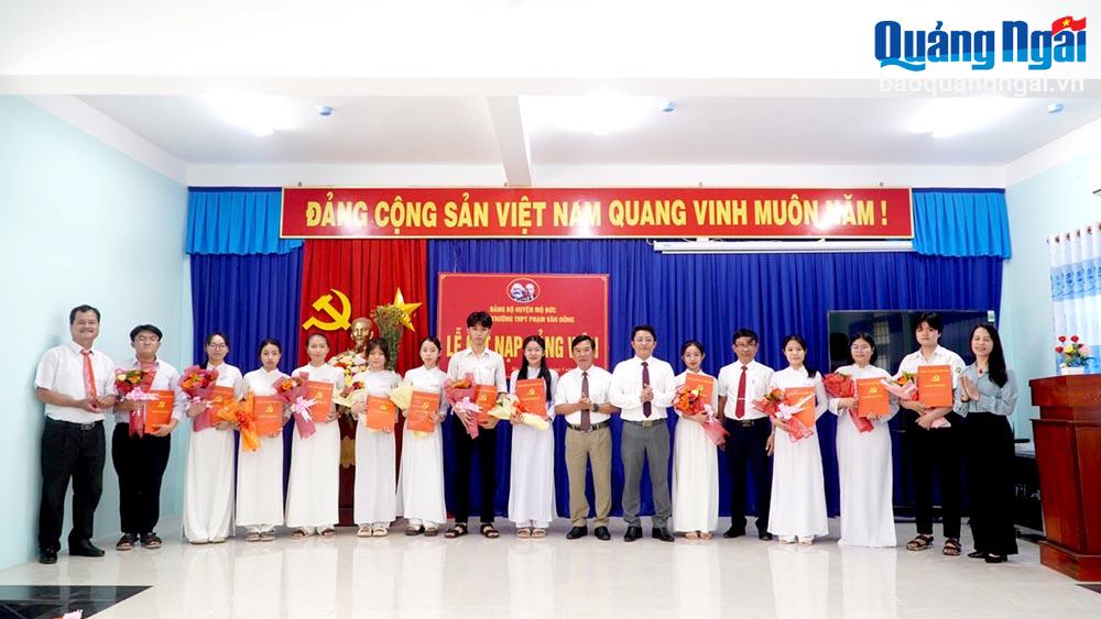 12 học sinh ưu tú của trường THPT Phạm Văn Đồng được đứng vào hàng ngũ của Đảng.