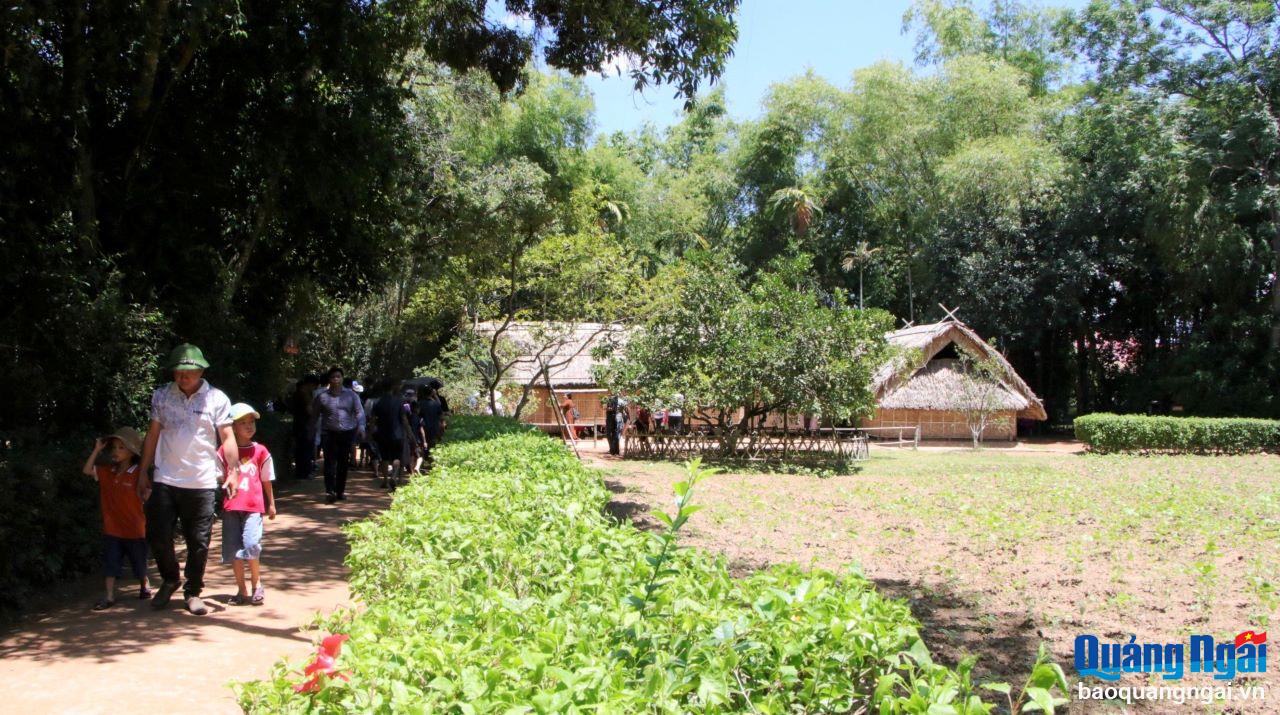 Người dân từ muôn phương về thăm làng Sen quê Bác.