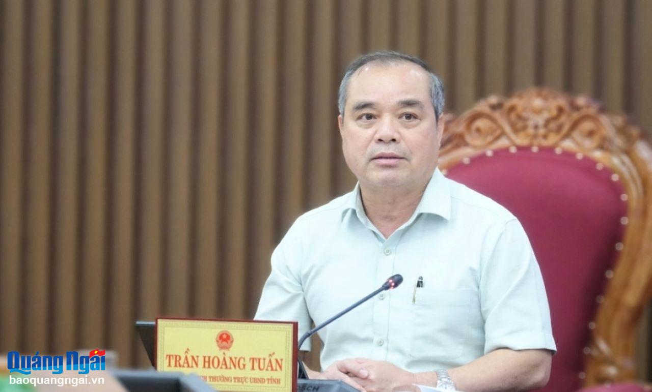 Phó Chủ tịch Thường trực UBND tỉnh Trần Hoàng Tuấn chủ trì hội nghị tại điểm cầu tỉnh Quảng Ngãi.