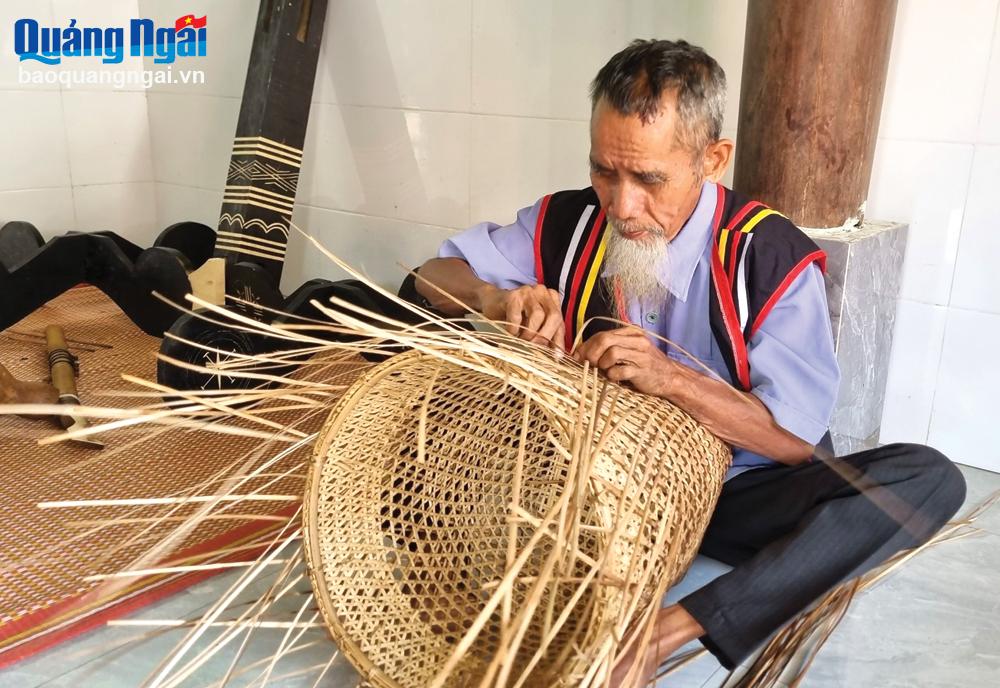 Ông Hồ Văn Biên, ở thôn 2 xã Trà Thủy (Trà Bồng) đang tỉ mẩn đan gùi.
