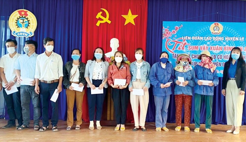Lãnh đạo Liên đoàn Lao động huyện Lý Sơn tặng quà cho đoàn viên có hoàn cảnh khó khăn. 