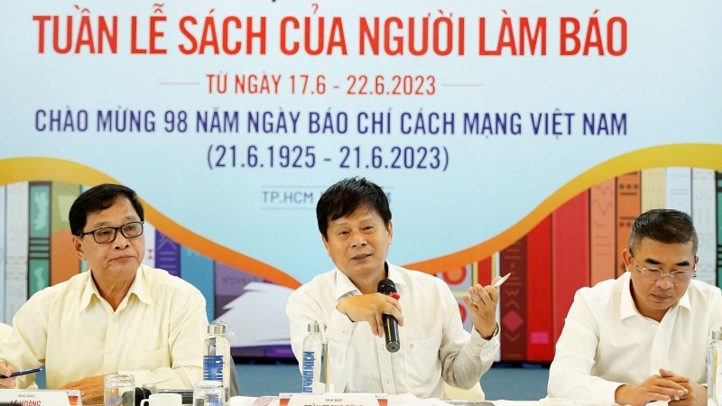 Nhà báo Trần Trọng Dũng, Phó Chủ tịch Hội Nhà báo Việt Nam, Trưởng Ban Tổ chức phát biểu tại cuộc họp báo.