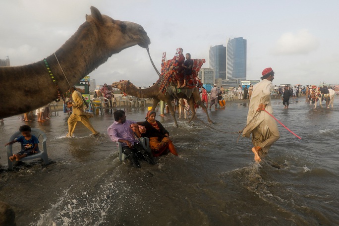 Người dân ở TP Karachi - Pakistan ra biển tránh nóng hôm 1-6 Ảnh: REUTERS

