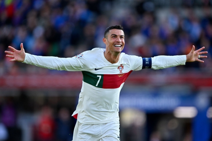 Ronaldo nối dài kỷ lục, Bồ Đào Nha đánh bại Iceland