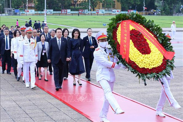 Tổng thống Hàn Quốc Yoon Suk Yeol và Phu nhân đặt vòng hoa tại Lăng Chủ tịch Hồ Chí Minh - Ảnh: TTXVN