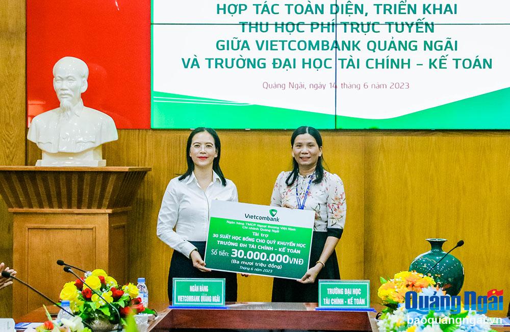 Trao bảng tượng trưng hỗ trợ học bổng của Vietcombank Quảng Ngãi cho sinh viên Trường Đại học Tài chính - Kế toán.