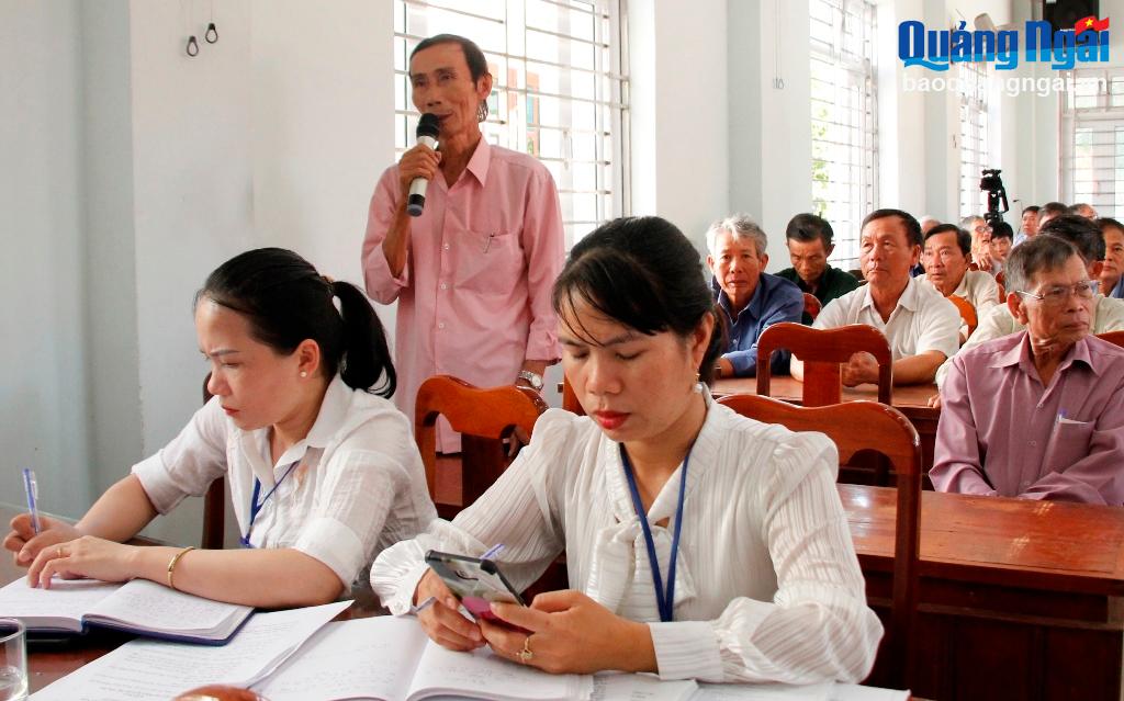 Cử tri Nguyễn Minh Triều, xã Phổ Khánh nêu ý kiến tại buổi tiếp xúc cử tri (Ảnh: BS)