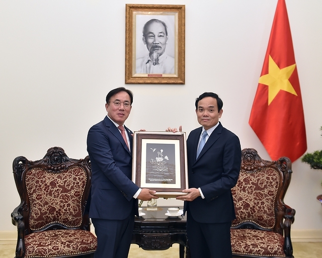 Phó Thủ tướng Trần Lưu Quang tặng quà lưu niệm tới ông Jeong Cheol Dong - Ảnh: VGP/Hải Minh