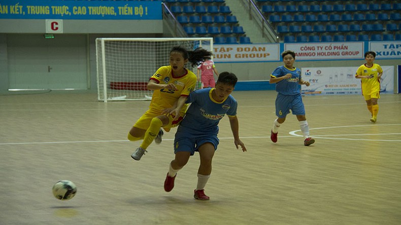 Pha tranh bóng quyết liệt của các cầu thủ tại trận đấu giữa đội Thành phố Hồ Chí Minh và Sơn Luxsen.