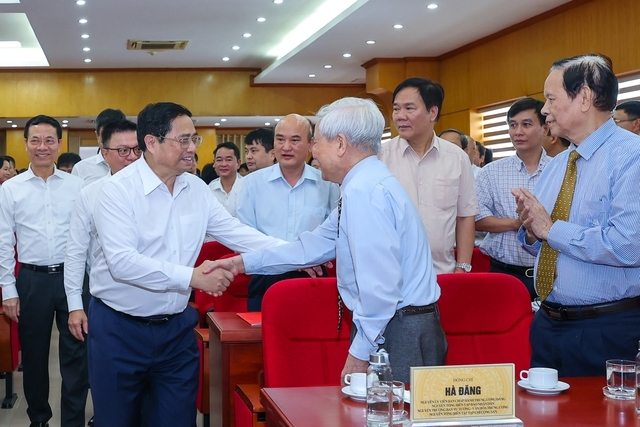 Thủ tướng Phạm Minh Chính hỏi thăm các nhà báo lão thành - Ảnh: VGP/Nhật Bắc