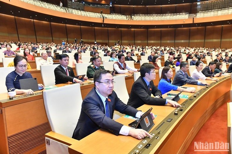 Đại biểu Quốc hội biểu quyết thông qua Nghị quyết Kỳ họp thứ 5, Quốc hội khóa XV. (Ảnh: ĐĂNG KHOA)