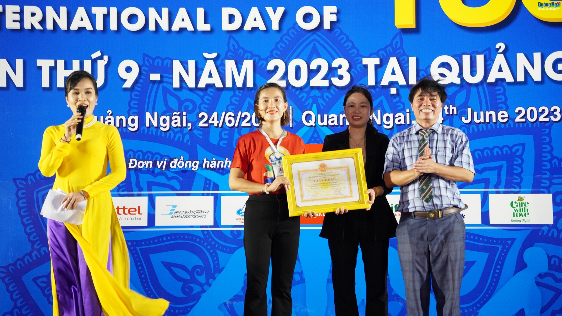 Giám đốc Sở VH-TT&DL Nguyễn Tiến Dũng tặng giấy khen cho 