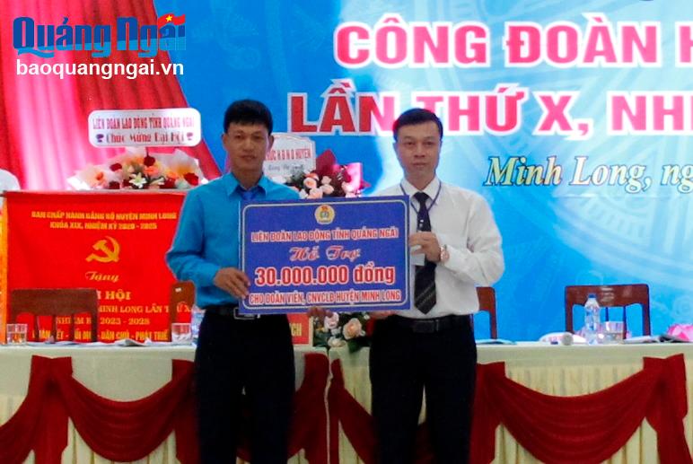 Lãnh đạo LĐLĐ tỉnh và lãnh đạo Huyện ủy Minh Long tặng hoa, chúc mừng Ban Chấp hành Công đoàn huyện Minh Long khóa mới (Ảnh: BS)

