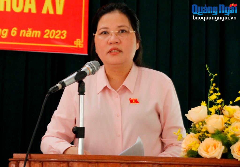 Phó Chủ tịch Hội đồng Dân tộc của Quốc hội Đinh Thị Phương Lan trao đổi tại buổi tiếp xúc cử tri (Ảnh: BS)
