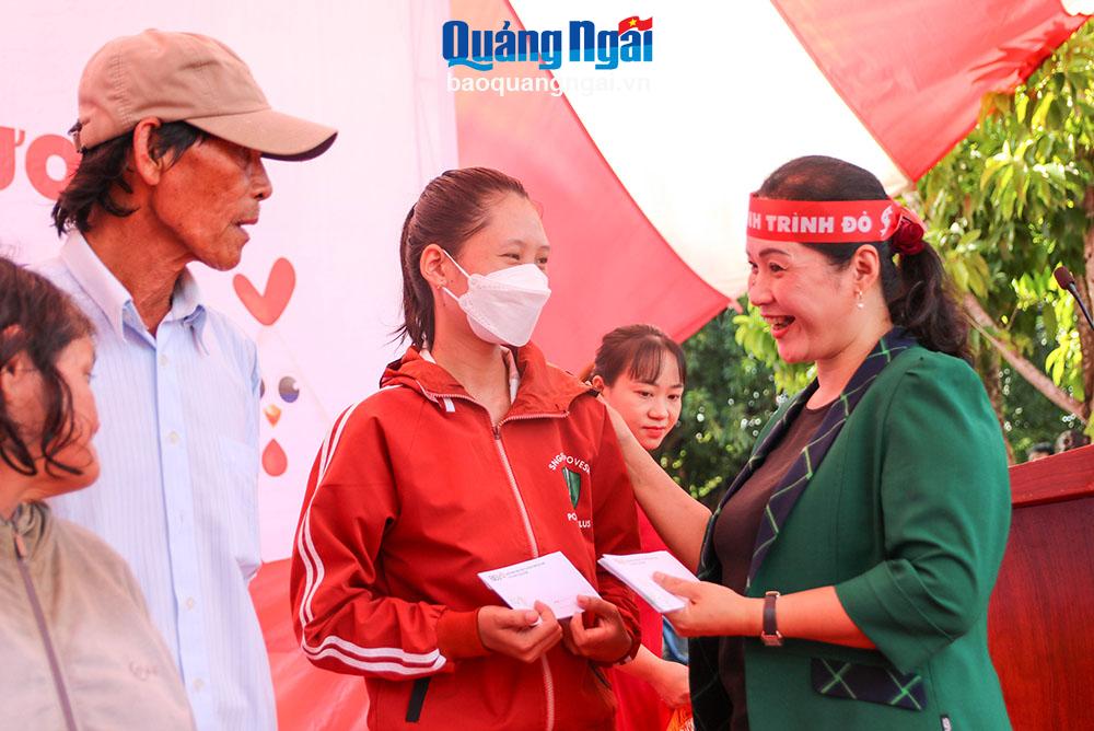 Phó Bí thư Tỉnh ủy Đinh Thị Hồng Minh trao quà hỗ trợ gia đình nghèo có người mắc các bệnh về máu.