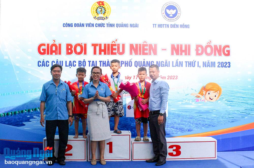 Ban tổ chức trao giải cho các vận động viên có thành tích xuất sắc tại nội dung bơi tự do (nam) lứa tuổi 14 - 15.