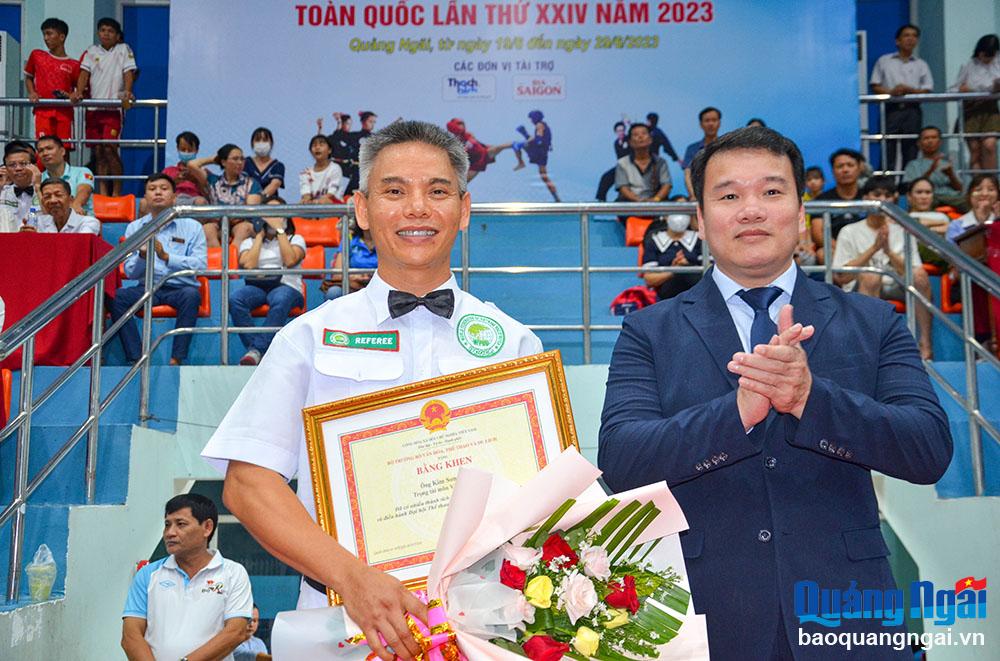 Trao Bằng khen của Bộ trưởng Bộ VH-TT&DL cho trọng tài Kim Sơn Đình, có nhiều tích trong công tác tổ chức và điều hành Đại hội Thể dục Thể thao toàn quốc lần thứ IX năm 2022.
