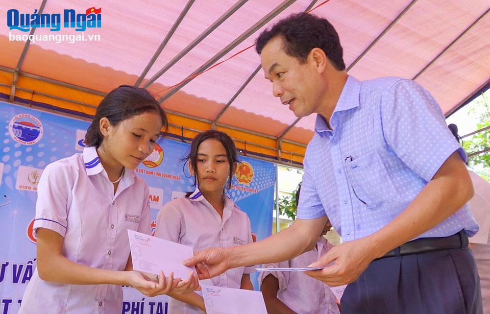 Trưởng Ban Tuyên giáo Tỉnh ủy Đặng Ngọc Dũng trao học bổng cho các em học sinh nghèo học giỏi ở xã Sơn Màu, Sơn Tân.