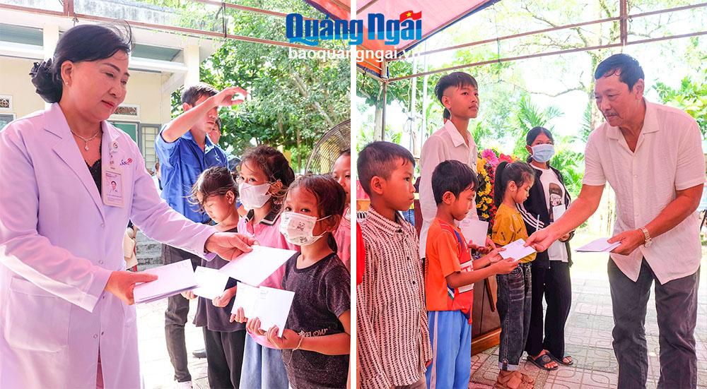 Đại diện các mạnh thường quân tặng học bổng đến các học sinh nghèo học giỏi ở hai xã Sơn Màu, Sơn Tân.