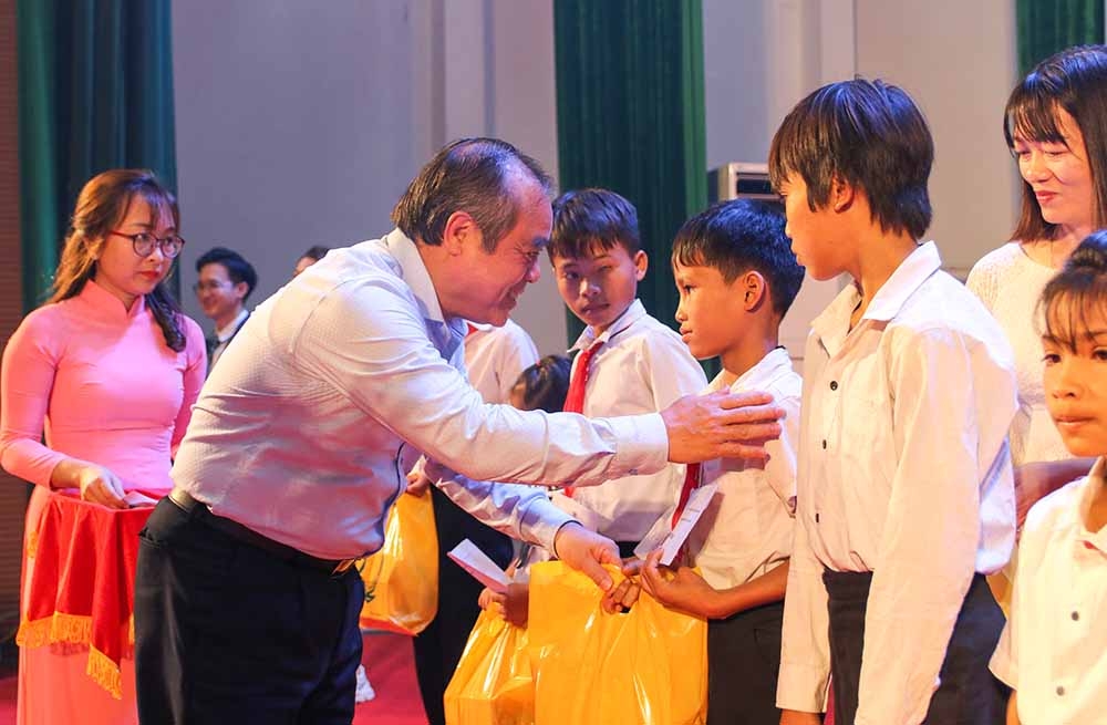 Phó Chủ tịch Thường trực UBND tỉnh Trần Hoàng Tuấn trao học bổng cho trẻ em khuyết tật, trẻ em có hoàn cảnh khó khăn vươn lên trong học tập