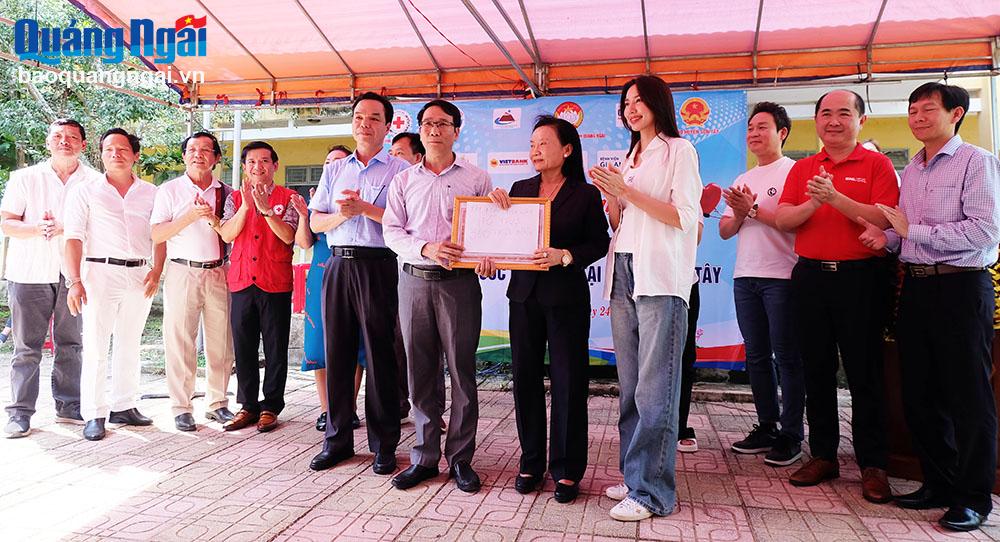 Bà Trần Thị Lâm (thứ 2 từ phải qua), Chủ tịch Tập đoàn Hoa Lâm trao bảng tượng trưng tặng 300 triệu đồng giúp sửa chữa trường học trên địa bàn huyện Sơn Tây.