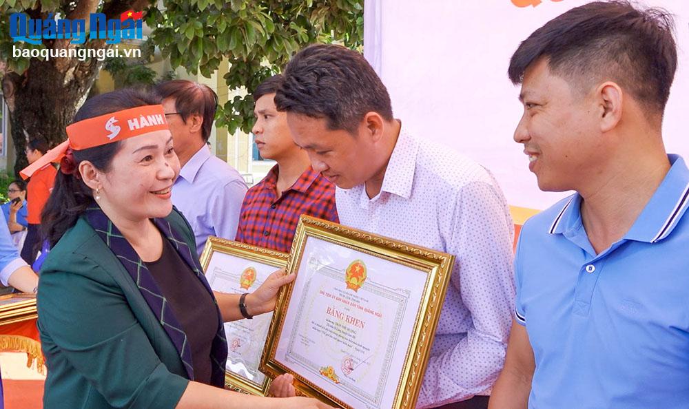Phó Bí thư Tỉnh ủy Đinh Thị Hồng Minh trao tặng Bằng khen của Chủ tịch UBND tỉnh cho các gia đình có thành tích tiêu biểu trong phong trào hiến máu tình nguyện