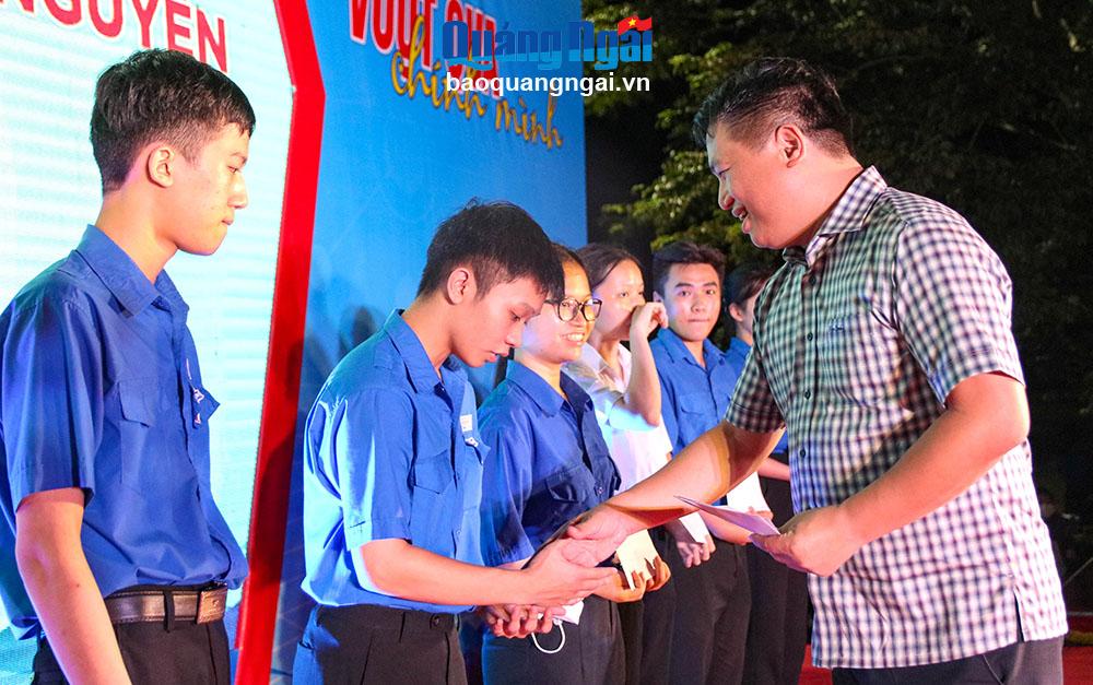 Phó Bí thư Thường trực Tỉnh ủy, Trưởng đoàn Đại biểu Quốc hội tỉnh Đặng Ngọc Huy tặng quà cho sinh viên có hoàn cảnh khó khăn.
