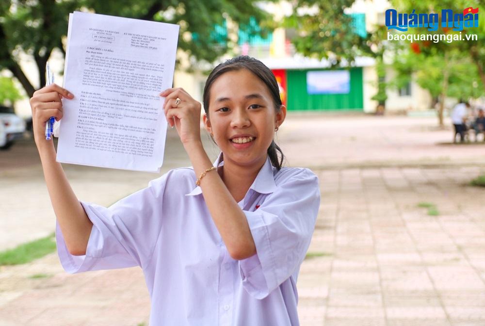 Em Huỳnh Thị Mỵ Châu, thí sinh dự thi tại Hội đồng thi Trường THPT Ba Gia (Sơn Tịnh) hài lòng với bài thi của mình.