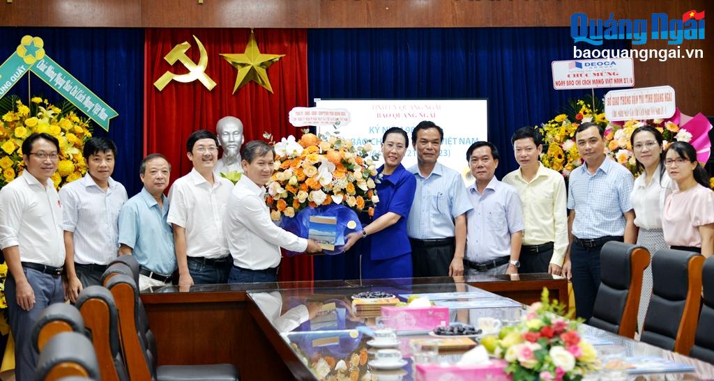 Ủy viên Trung ương Đảng, Bí thư Tỉnh ủy, Chủ tịch HĐND tỉnh Bùi Thị Quỳnh Vân tăng hoa chúc mừng Báo Quảng Ngãi.