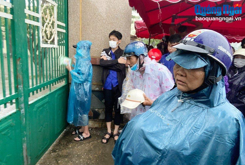 Nhiều phụ huynh tại Hội đồng thi Trường THPT Chu Văn An (Tư Nghĩa) đội mưa chờ con. 