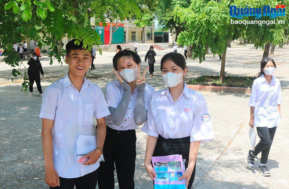 Thí sinh Trường THPT Chu Văn An (Tư Nghĩa) phấn khởi hoàn thành bài thi tổ hợp.