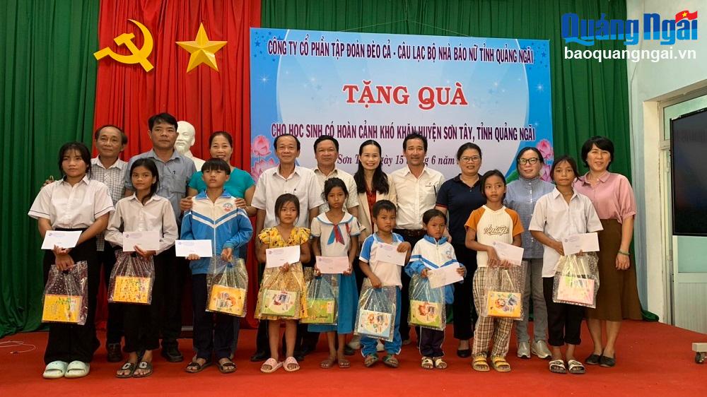 Thường trực Hội Nhà báo và CLB Nhà báo nữ chụp hình lưu niệm với lãnh đạo Phòng Giáo dục đào tạo huyện Sơn Tây và các em học sinh được nhận hỗ trợ