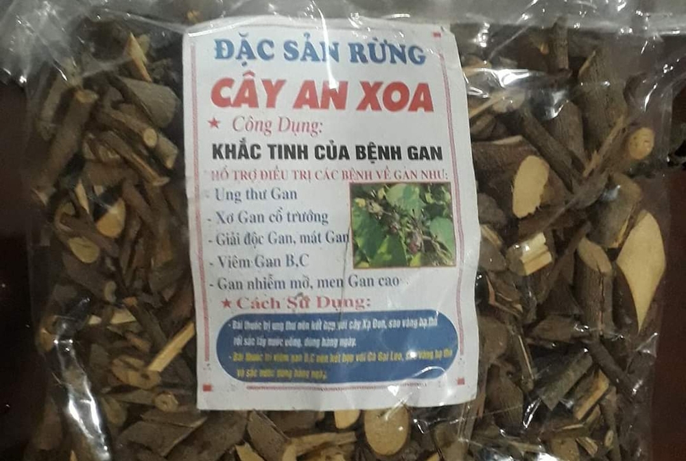 Dược liệu cây an xoa được nhiều người dân miền núi trong tỉnh bày bán và quảng cáo trị được ung thư gan.                   ẢNH: ĐÔNG YÊN