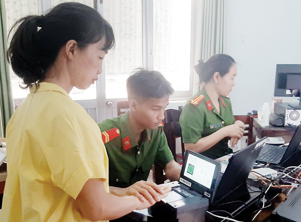 Cán bộ, chiến sĩ Đội Cảnh sát quản lý hành chính về trật tự xã hội (Công an TP.Quảng Ngãi) thực hiện cấp tài khoản định danh điện tử cho người dân phường Nguyễn Nghiêm.