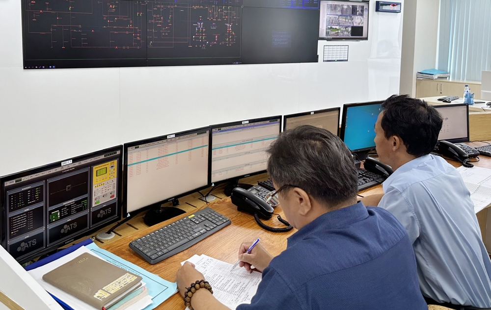 Trung tâm Điều hành của Công ty Điện lực Quảng Ngãi giám sát điều khiển từ xa 330 thiết bị đóng cắt trên toàn tỉnh.
