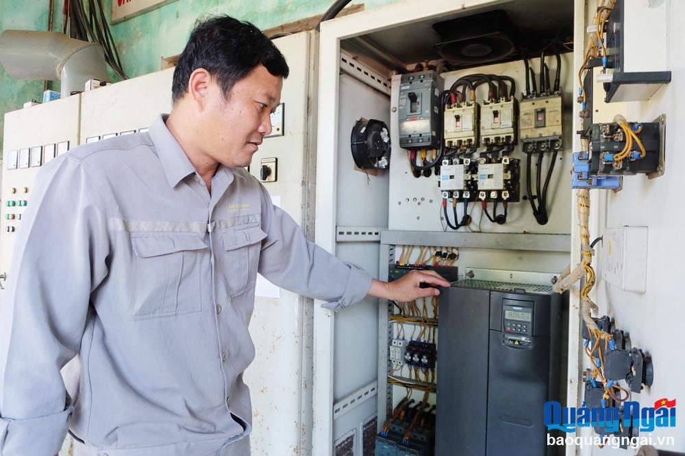 Hệ thống tủ biến tần điều khiển lưu lượng bơm để đảm bảo áp lực mạng lưới cấp nước ổn định của Công ty CP Cấp thoát nước và Xây dựng Quảng Ngãi.    
