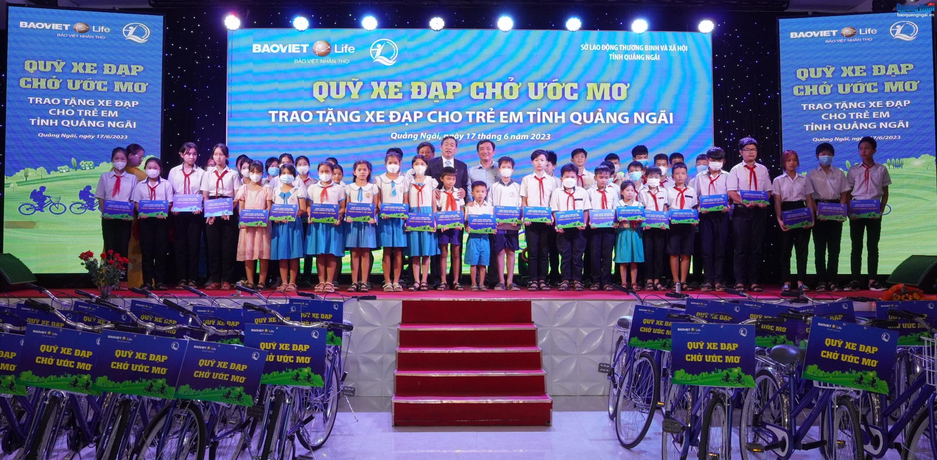 Trao tặng xe đạp cho trẻ em hiếu học, có hoàn cảnh khó khăn trên địa bàn tỉnh.
