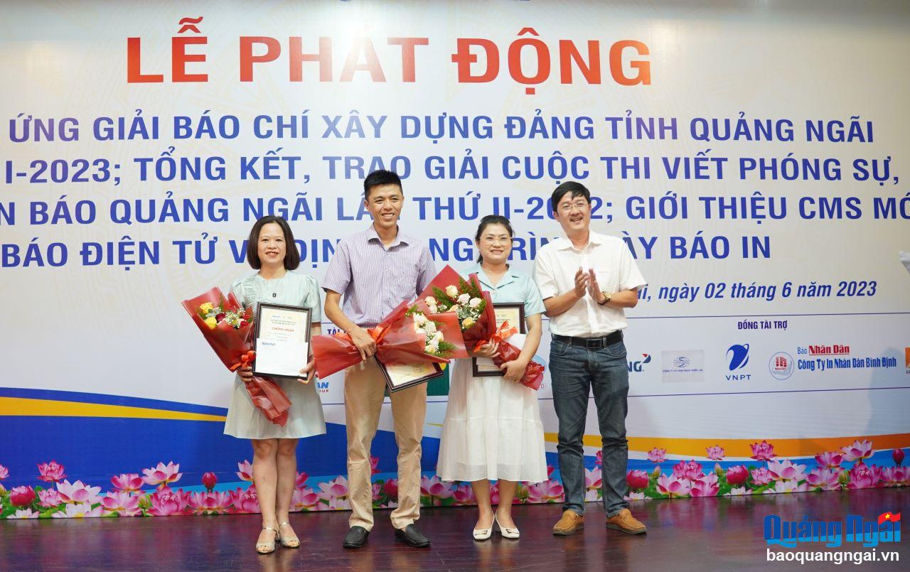 Phó Tổng Biên tập Báo Quảng Ngãi Hà Hoàng Triều trao thưởng cho các tác giả đạt giải C.