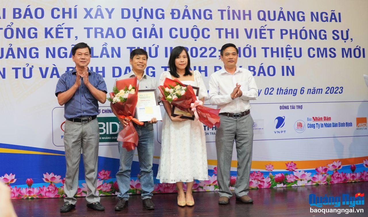 Phó Trưởng ban Thường trực ban Tuyên giáo Tỉnh ủy Nguyễn Văn Dũng và Giám đốc Sở TT&TT Trần Thanh Trường trao thưởng cho các tác giả đạt giải B.
