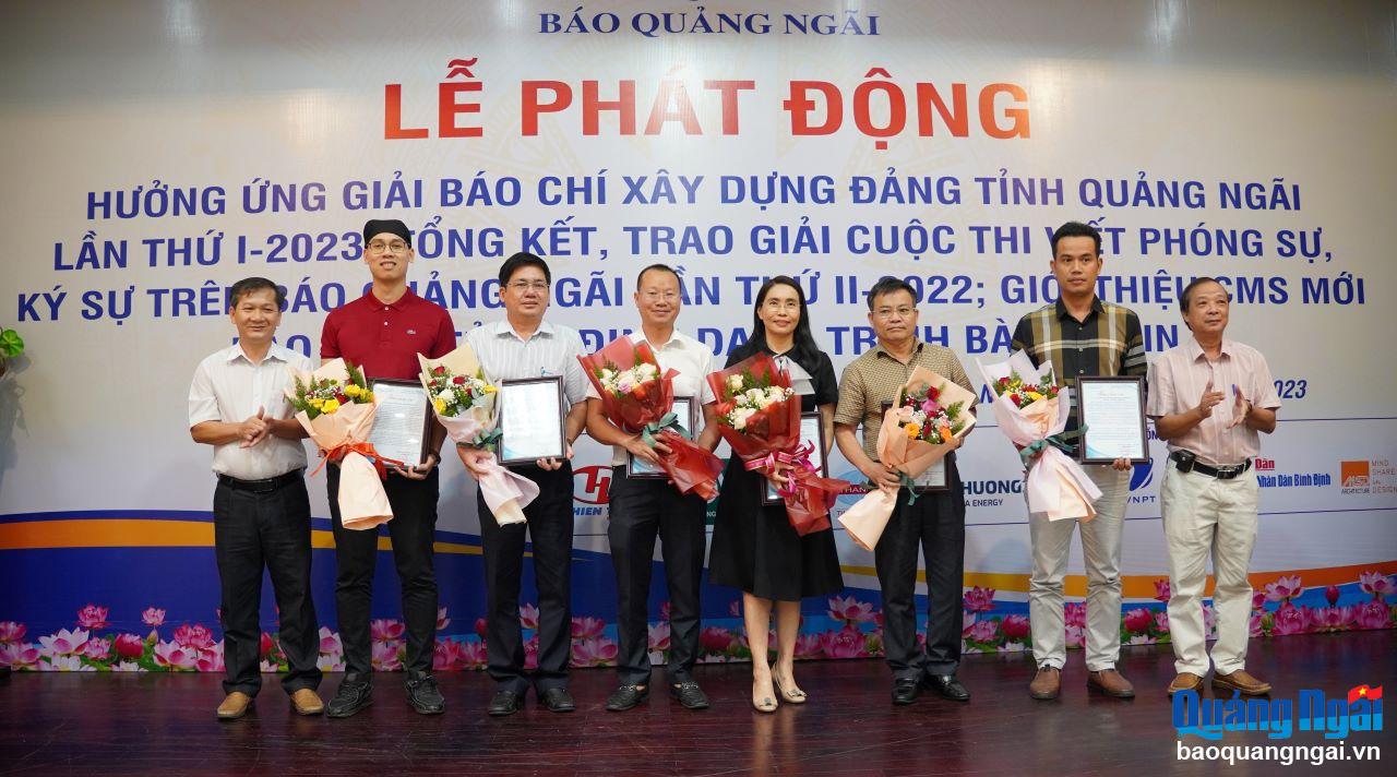 Ban Biên tập Báo Quảng Ngãi trao thư cảm ơn, tặng hoa cho đơn vị tài trợ.