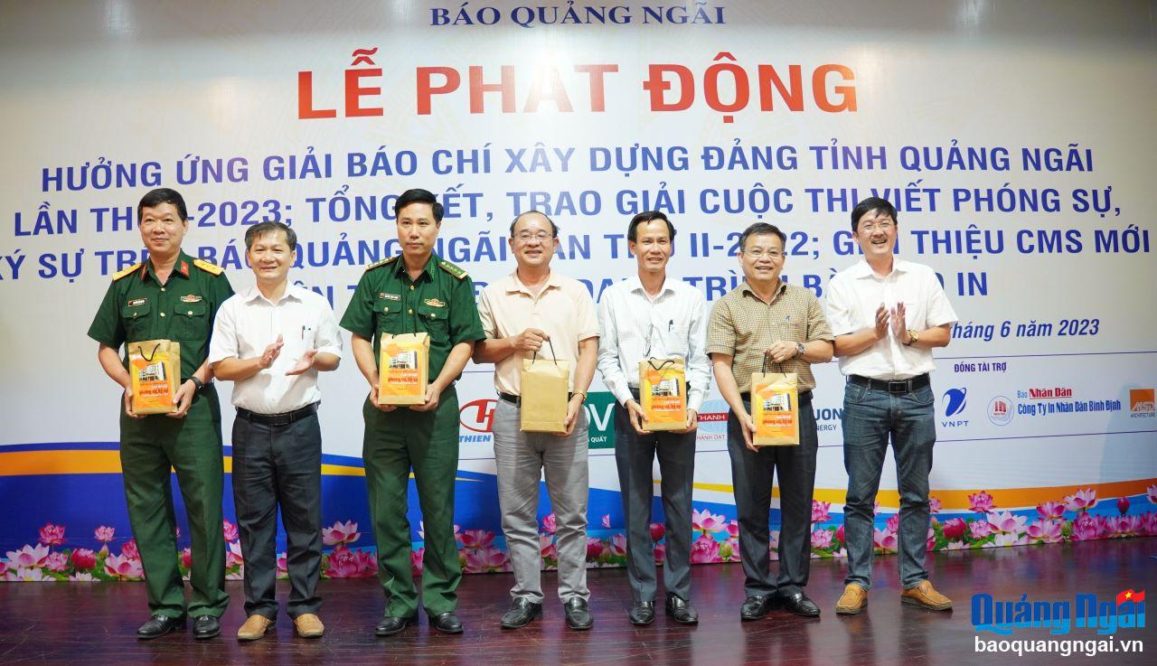 Ban Biên tập Báo Quảng Ngãi trao tặng tuyển tập phóng sự, ký sự cho một số cơ quan, đơn vị, trường học trên địa bàn tỉnh.