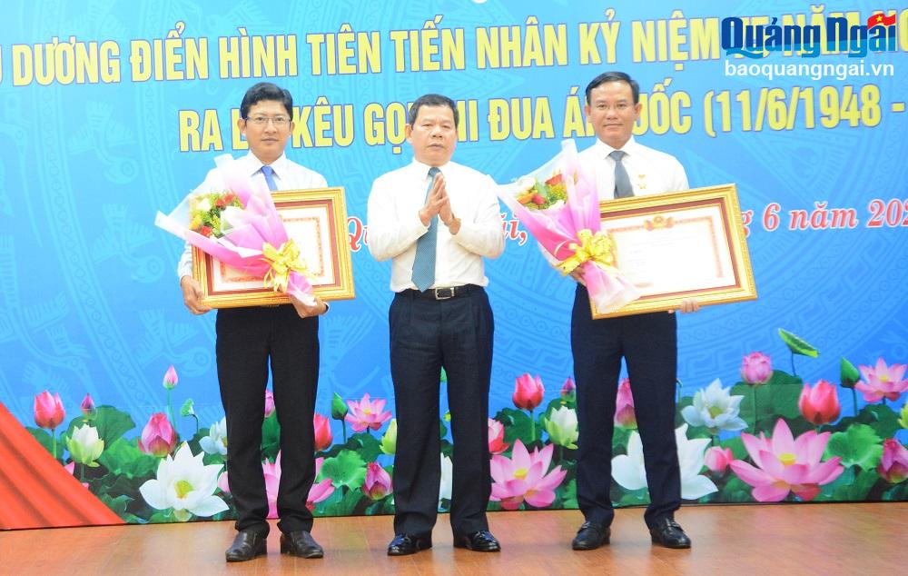 Thừa ủy quyền của Thủ tướng Chính phủ, Chủ tịch UBND tỉnh Đặng Văn Minh trao danh hiệu Chiến sĩ thi đua toàn quốc cho các cá nhân.