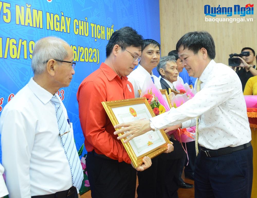 Phó Chủ tịch Thường trực HĐND tỉnh Nguyễn Cao Phúc trao Bằng khen của Chủ tịch UBND tỉnh cho các cá nhân tiêu biểu. 