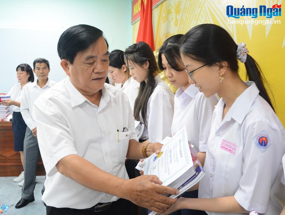 Phó Chủ tịch Thường trực Hội Khuyến học tỉnh Trần Tấn Châu trao học bổng cho học sinh.