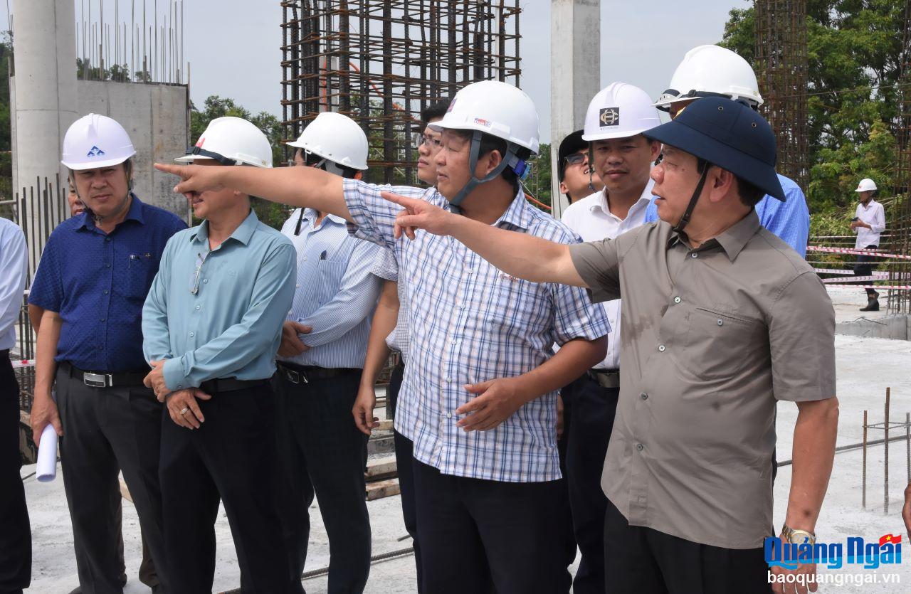 Chủ tịch UBND tỉnh Đặng Văn Minh  đi kiểm tra thực tế hiện trường về tiến độ thi công và công tác bồi thường, giải phóng mặt bằng các dự án 
