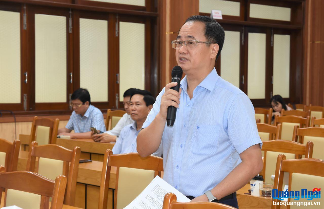 Quyền Giám đốc Sở TN&MT Nguyễn Đức Trung giải trình các nội dung liên quan đến dự thảo nghị quyết.