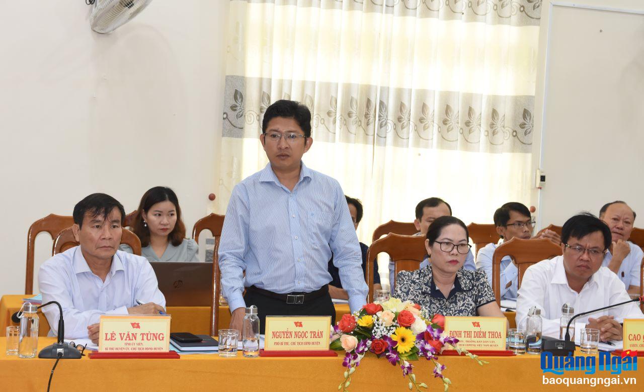 Lãnh đạo huyện Sơn Tây báo cáo về công tác giảm nghèo và xây dựng nông thôn mới.